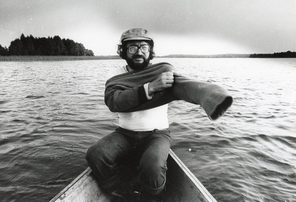 Poetas S. Geda Snaigyno ežere. 1983 m. Prie ežero yra gimtasis poeto kaimas Paterai. R. Rakausko nuotr.