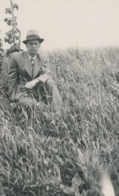 Poetas gimtosios trobelės vietoje. Gudelių kaimas, Biržų rajonas. 1938 m. G. Binkio fotografija