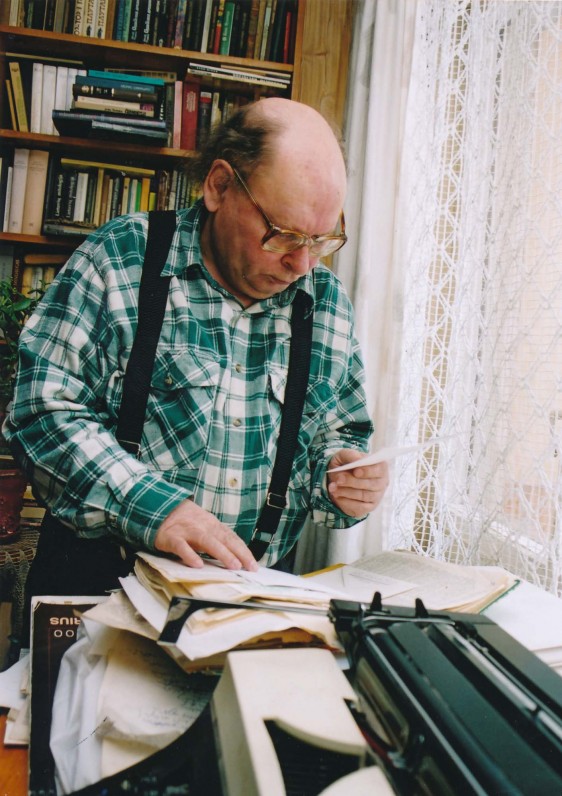 Poetas ieško prapuolusių rankraščių. 2004 m. Z. Baltrušio fotografija