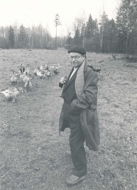 Poetas tėviškėje su žąsimis. Putauskų kaime Panevėžio r. 1984 m. R. Rakausko fotografija