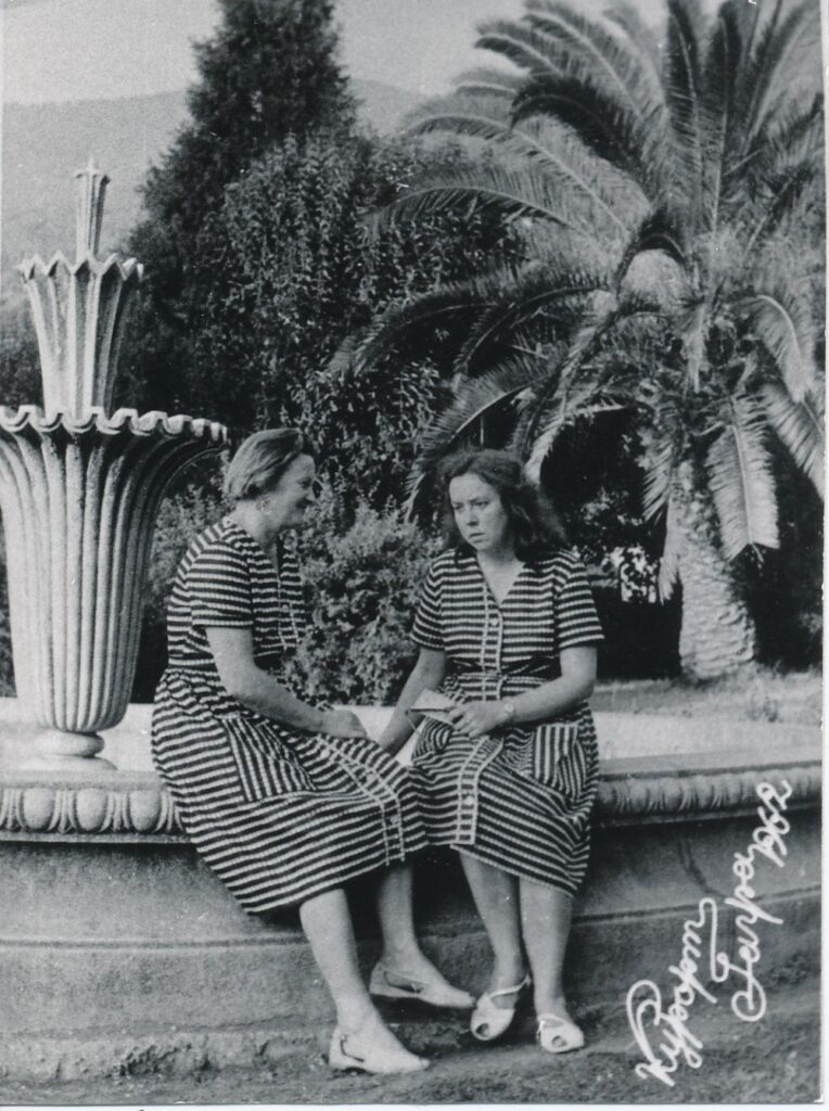 Poetė J. Degutytė su dailininke Brone Jacevičiūte Gagrų kurorte. 1962 m.