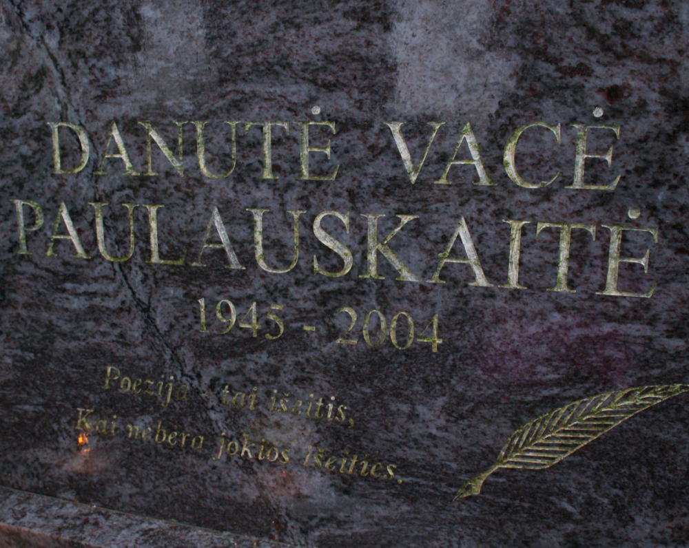 Poetės amžinojo poilsio vieta. Antkapyje įrašyta „Poezija yra išeitis, kai nebėra jokios išeities“