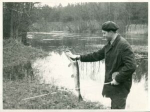 Pranas Raščius su laimikiu 1960 m.