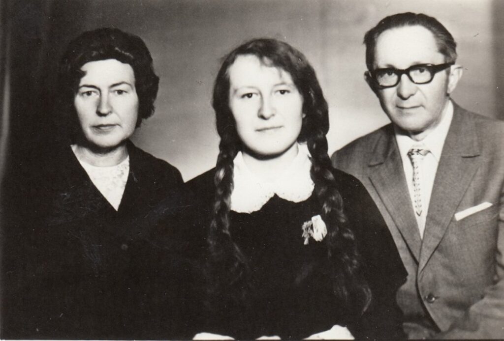 Pranutė Aukštikalnytė-Jokimaitienė ir Gediminas Jokimaitis su dukra Danute. Apie 1972 m.