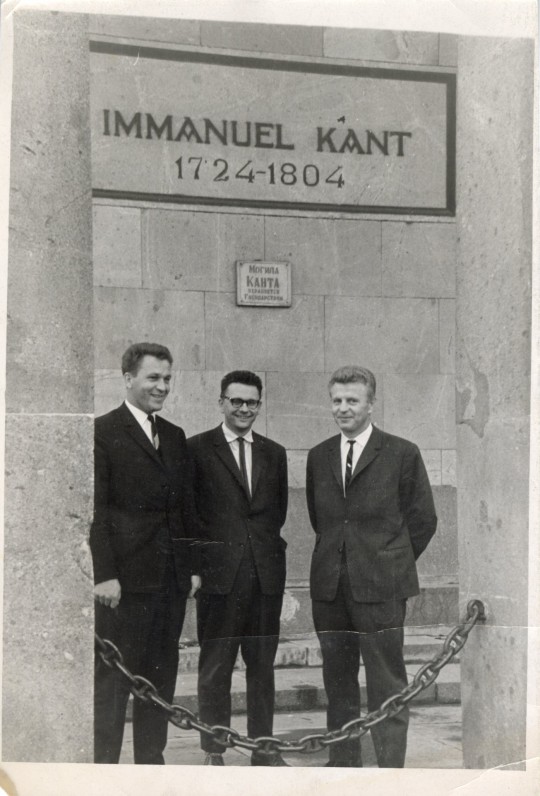 Prie I. Kanto kapo Karaliaučiaus katedroje. Iš kairės A. Maldonis, A. Baltakis, Just. Marcinkevičius. 1964-ųjų rugpjūtis
