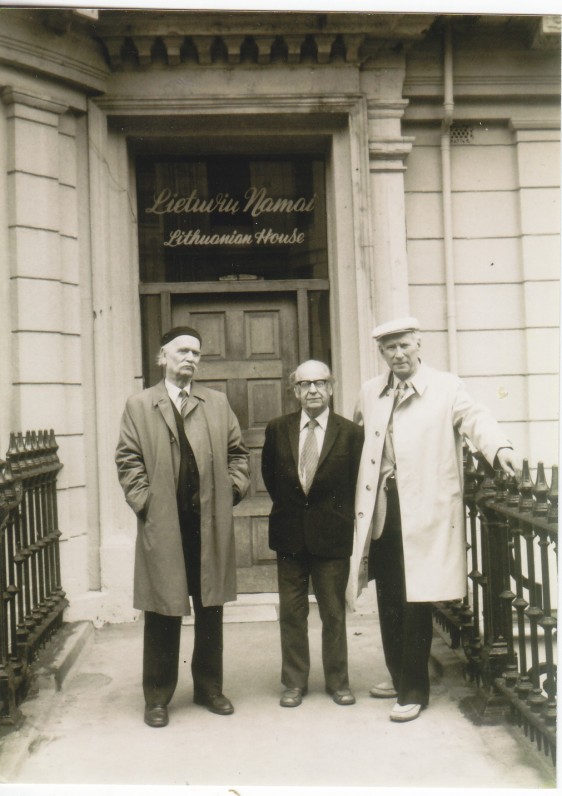 Prie Lietuvių namų Londone. K. Barėnas, R. Baublys ir S. Santvaras. 1982 m.