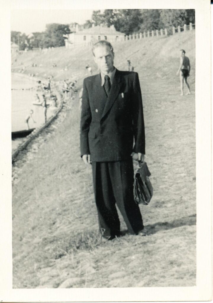 Prie Neries Vilniuje su pirmu už nuosavus pinigus nusipirktu kostiumu. 1953 m.