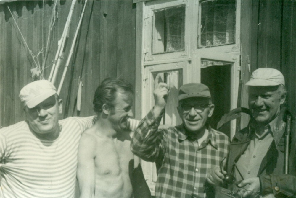 Prie V. Miliūno vasarnamio stovi iš dešinės – V. Miliūnas, A. Žukauskas, K. Ambrasas ir neišaiškintas vyriškis. Nida, 1972 m.