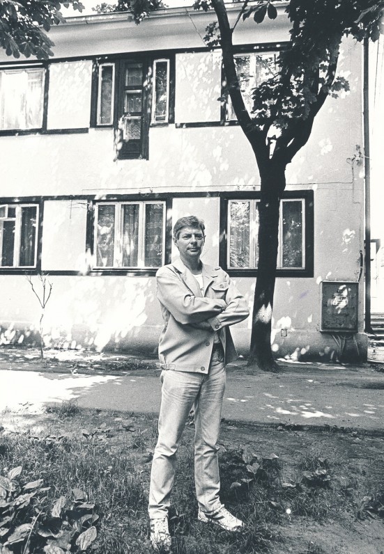 Prie gimtojo namo P. Vaičaičio gatvėje Kaune. 1987 m. R. Rakausko nuotrauka