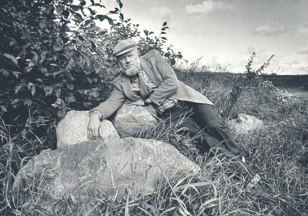 Prie gimtosios sodybos pamatų Balčių kaime Raseinių rajone. 1987 m. R. Rakausko nuotrauka