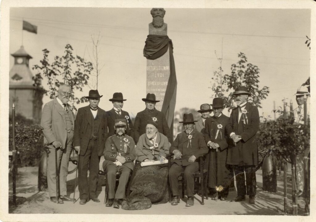 Prie paminklo J. Basanavičiui Karo muziejaus sodelyje. 1925 m. | At the monument to J. Basanavičius in the garden of the Military Museum. 1925