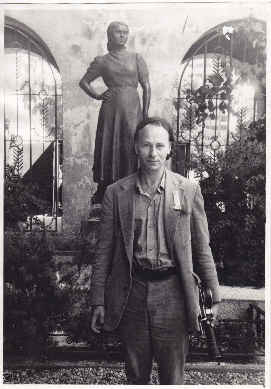 Prie paminklo S. Nėriai Kaune. 1971 m. J. Narkevičiūtės nuotrauka
