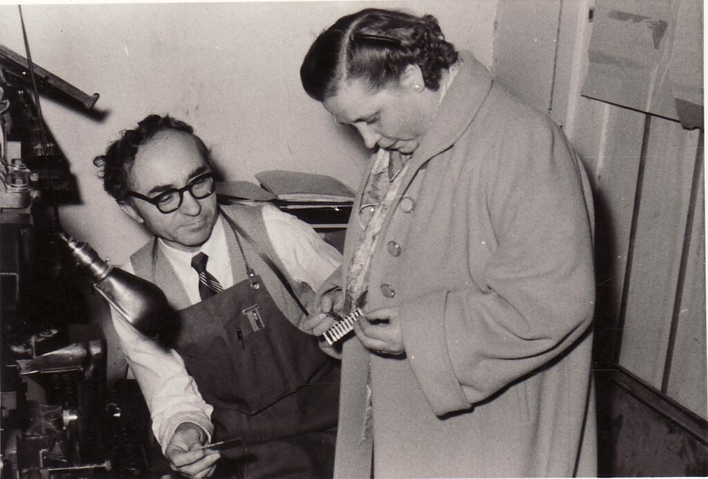 B. Brazdžionis su E. Tumiene prie linotipo „Lietuvių dienų” leidyklos spaustuvėje Los Andžele 1956 m.