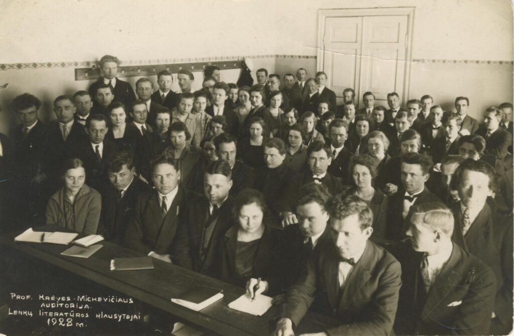Prof. V. Krėvės (antroje eilėje pirmas iš kairės) paskaita Kauno universitete. 1928 m.
