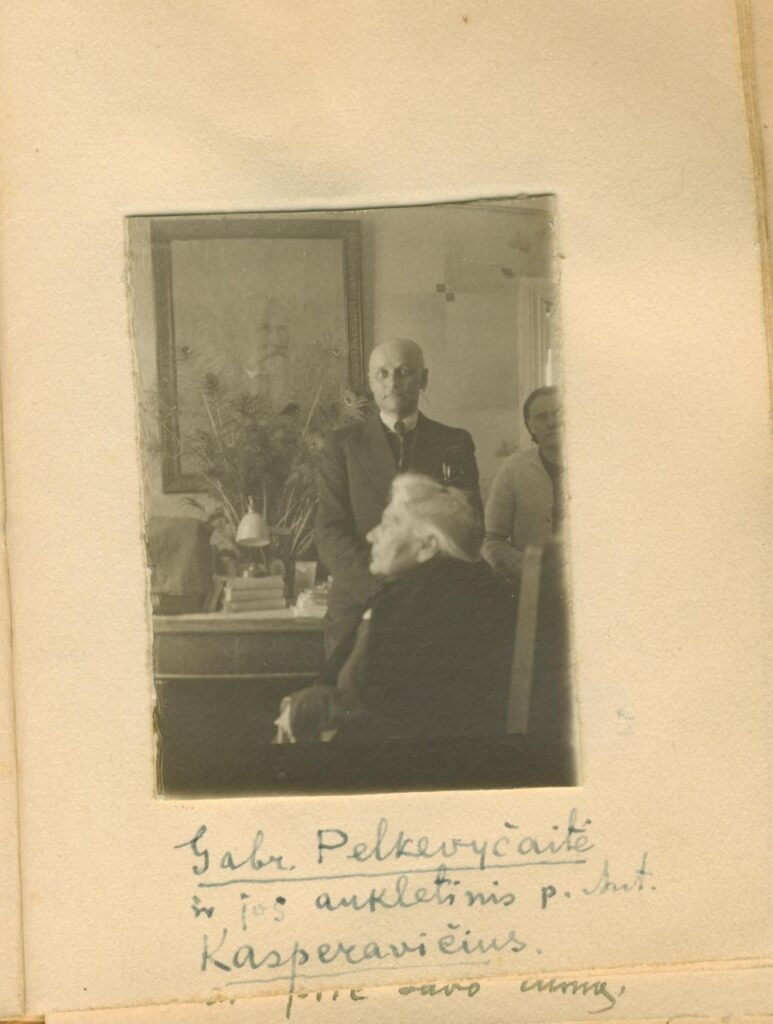 Puslapis iš A. Naujokaičio albumėlio. G. Petkevičaitė ir jos globotinis Antanas Kasperavičius. Panevėžys. 1942 m.