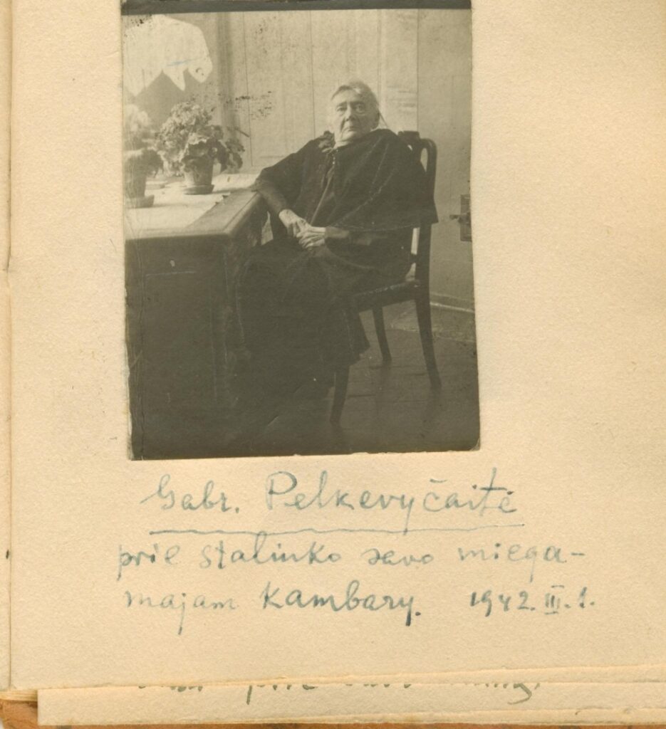 Puslapis iš A. Naujokaičio albumėlio. G. Petkevičaitė savo namuose Panevėžyje. 1942 m.