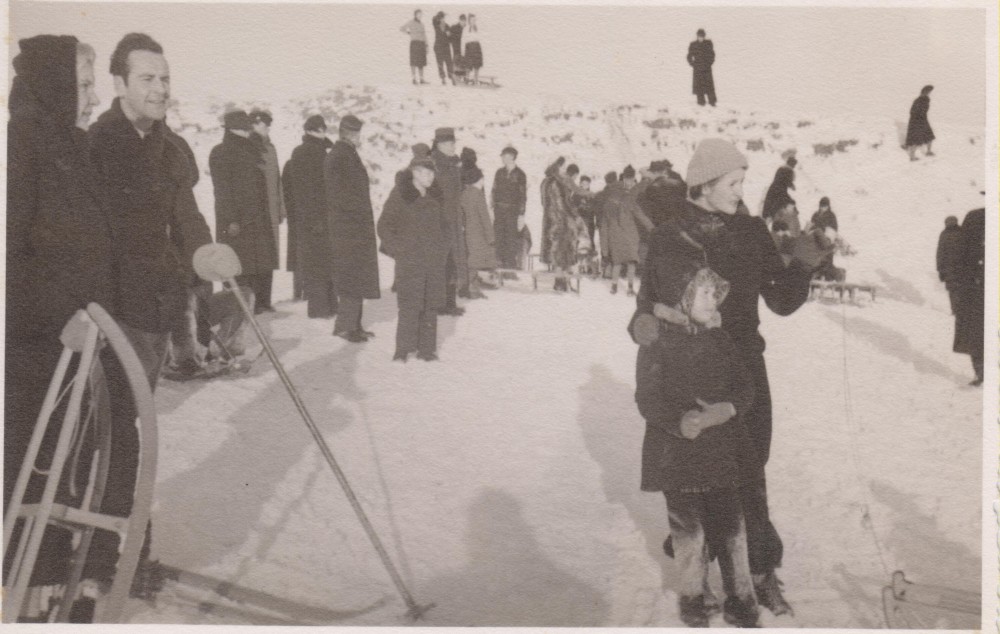 Pusseserės Dalia ir Jolita Sruogaitės. Kaunas, 1940 m., 2