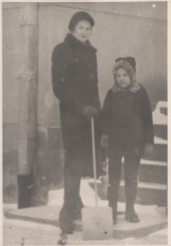 Pusseserės Dalia ir Jolita Sruogaitės. Kaunas, 1940 m.
