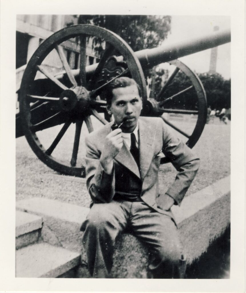 V. Sirijos Gira 1937 m. Kaune, prie Karo muziejaus