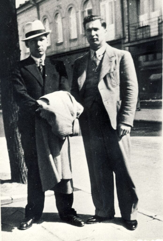 Su „Raudonmedžio rojaus“ Čarlio prototipu – gimnazijos laikų bičiuliu Charles Pociumi, po karo pasitraukusiu į Kanadą. Kaunas. 1937 m.