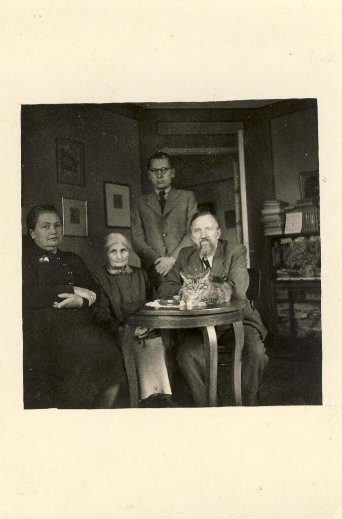 Girų namuose Kaune. 1940 m. B. Girienė, jos motina, V. Sirijos-Gira, L. Gira
