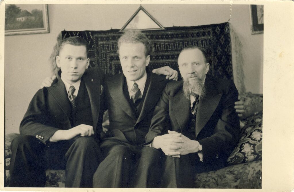 Iš kairės: V. Sirijos Gira, estų poetas Ago Joger ir Liudas Gira. Apie 1936 m.