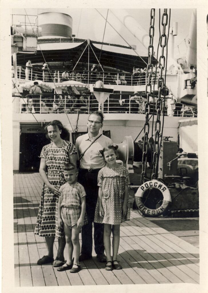 V. Sirijos Girų šeima: Janina, Vytautas, Algirdas ir Danutė. Jalta. 1957 m.