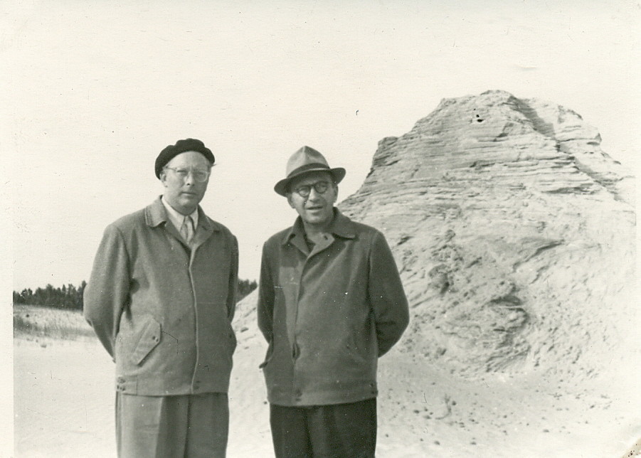 V. Mozūriūnas ir poetas Albinas Žukauskas. Kuršių Nerija, apie 1960 m. (Jie susibičiuliavo bendradarbiaudami Lietuvos kino studijoje nuo 1956 m., abu buvo aistringi žvejai.) – RMM ĮK 4640/27