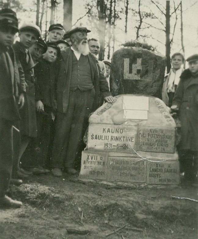 V. Mozūriūnas su moksleiviais ir Mažosios Lietuvos visuomenės veikėju, publicistu, spaustuvininku, vienu „Aušros“ leidėjų Martynu Jankumi (1858–1946) ant Rambyno kalno. Pagėgių raj., 1935 m. – RMM ĮK 4641/2