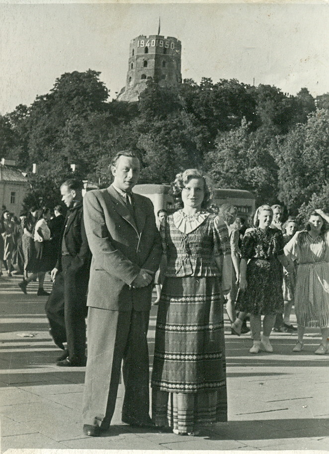 V. Mozūriūnas su žmona Lilijana Binkyte- Mozūriūniene. Vilnius, 1950 m. (Su L. Binkyte draugavo nuo 1936 m., besimokydami Kauno 3-ioje gimnazijoje, susituokė 1948 m., kartu gyveno iki 1962 m.) – RMM ĮK 4641/62