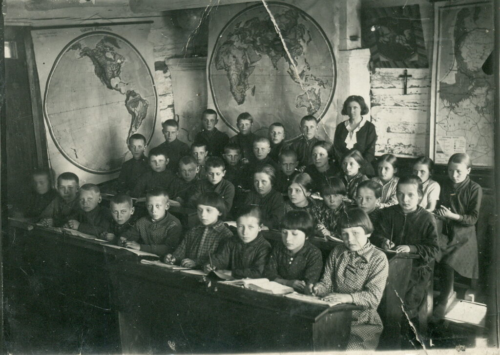 V. Mozūriūnas (1-oje eilėje 5-as iš kairės) su Jokūbaičių pradinės mokyklos mokiniais ir mokytoja 1932 m. – RMM ĮK 4645/2