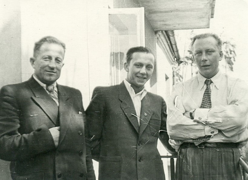 Iš dešinės: V. Mozūriūnas, jo brolis Algis Mozūriūnas ir dėdė Jonas Mazurkevičius. Vilnius, apie 1955 m. – RMM ĮK 4647/4