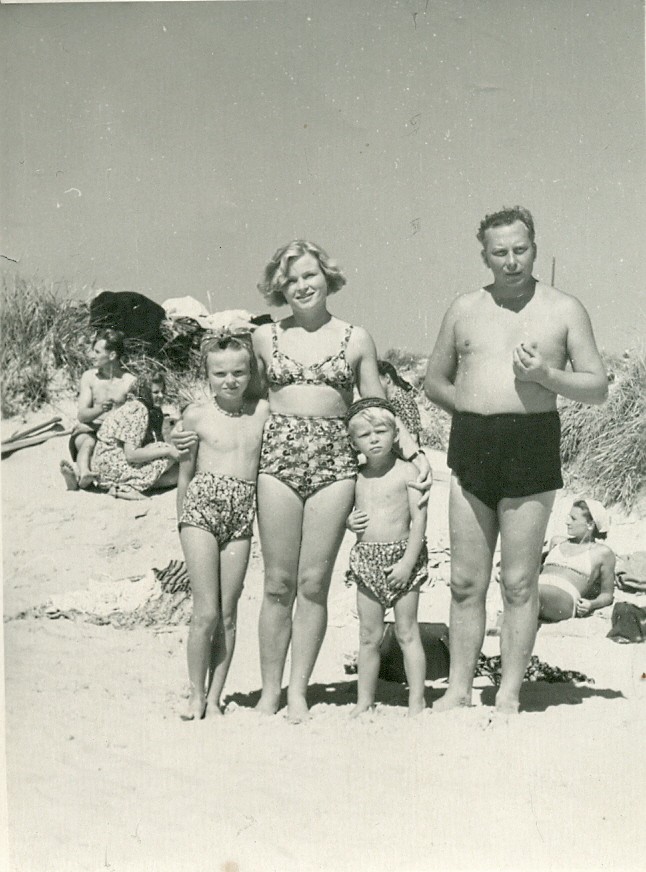 V. Mozūriūnas su žmona Lilijana Binkyte-Mozūriūniene, jos dukra iš pirmosios santuokos ir sūneliu Kaziu. Palanga, 1952 m. – RMM ĮK 4683
