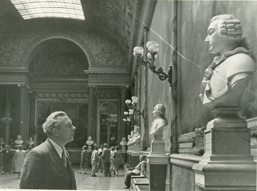 V. Mozūriūnas Luvre. Paryžius, 1956 m. – RMM ĮK 6632