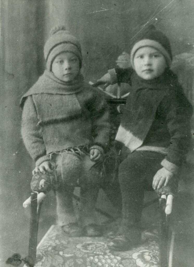 V. Mozūriūnas (iš kairės) vaikystėje. Kaunas, 1925 m. – RMM Mp 5006