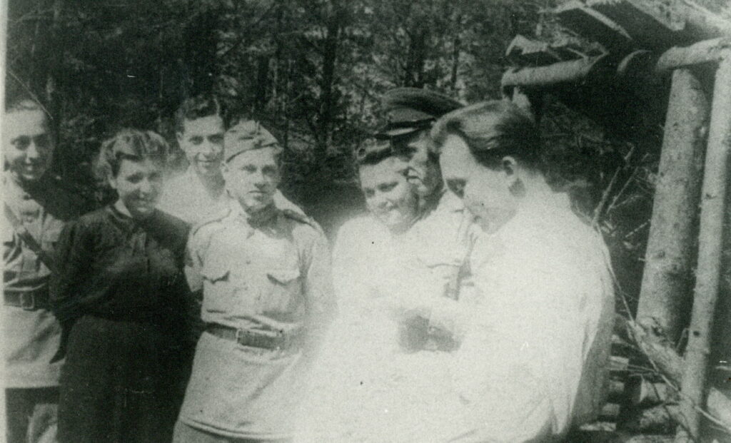 V. Mozūriūnas Šiaurės Vakarų fronte skaito savo eilėraštį „Laiškas iš Vokietijos“. Rusija, Redčinas (Sosna), 1943-08-08 – RMM Mp 5020