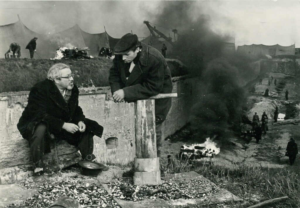 Kadras iš kino filmo „Žingsniai naktį“ pagal V. Mozūriūno scenarijų (režisierius Raimondas Vabalas). Inžinierius Virkutis – aktorius Juozas Miltinis. 1962 m. – RMM Mp 5046