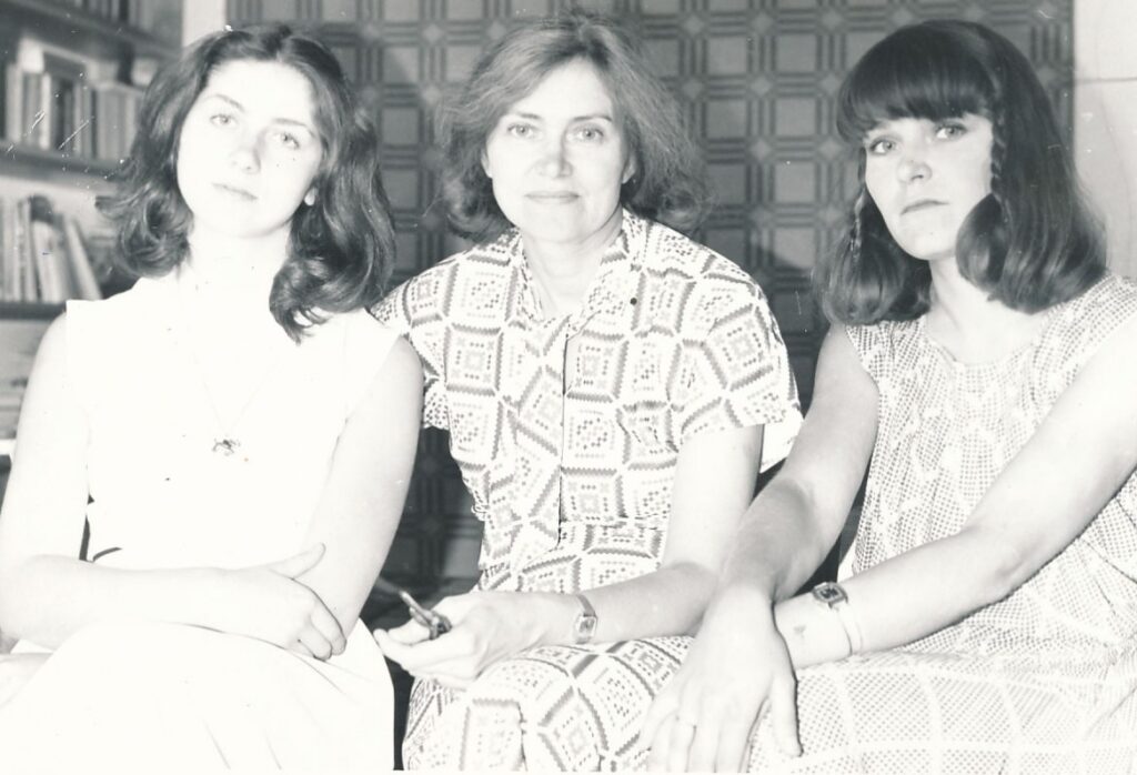 Ramutė Skučaitė su dukromis. 1976 m.