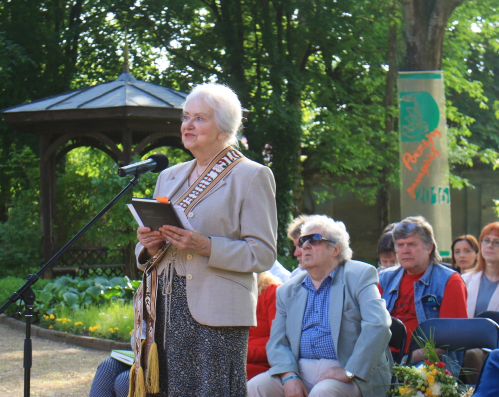 Ramutė Skučaitė – 52-ojo „Poezijos pavasario“ laureatė. Maironio sodas, 2016 m. Z. Baltrušio nuotrauka
