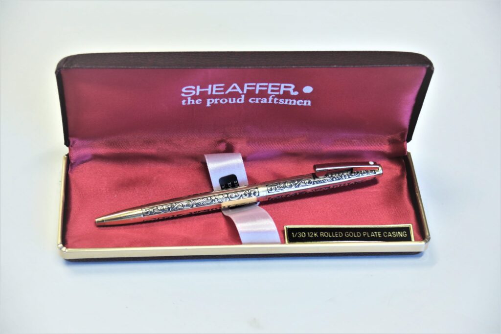 Rašiklis Sheaffer. Paauksuotas, patamsintame fone – augalų ornamentai