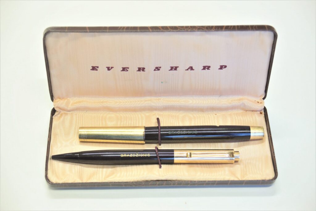 Rašiklis ir parkeris „Eversharp“. Ant korpusų išgraviruota „Brazdžionis“