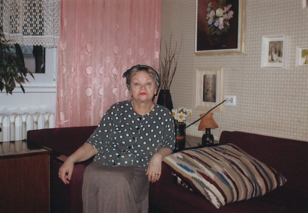 Dalia Urnevičiūtė namuose. 2001 m. MLLM 127578