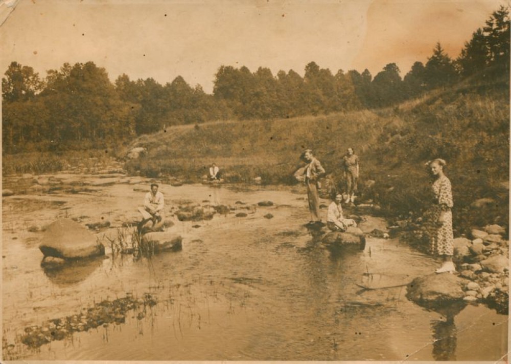 Rašytojas A. Vaičiulaitis su draugais prie Ventos upės. Apie 1936 m.
