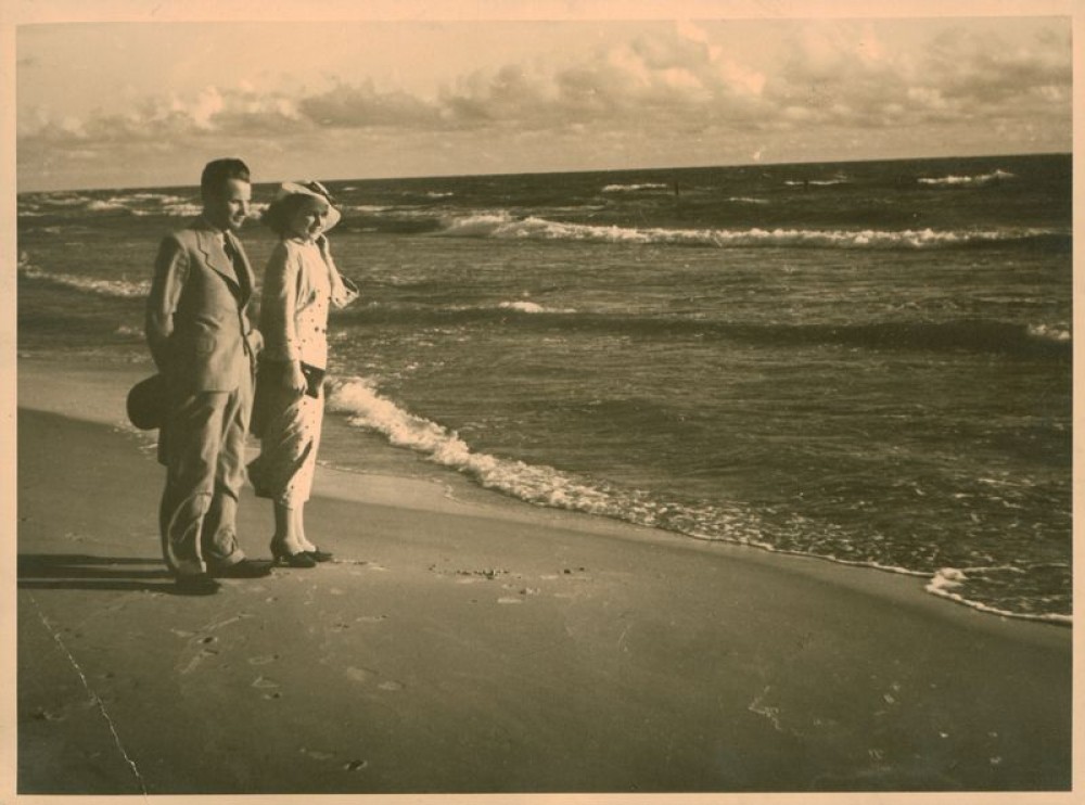 Rašytojas S. Zobarskas su žmona pajūryje. Apie 1936–1938 m.