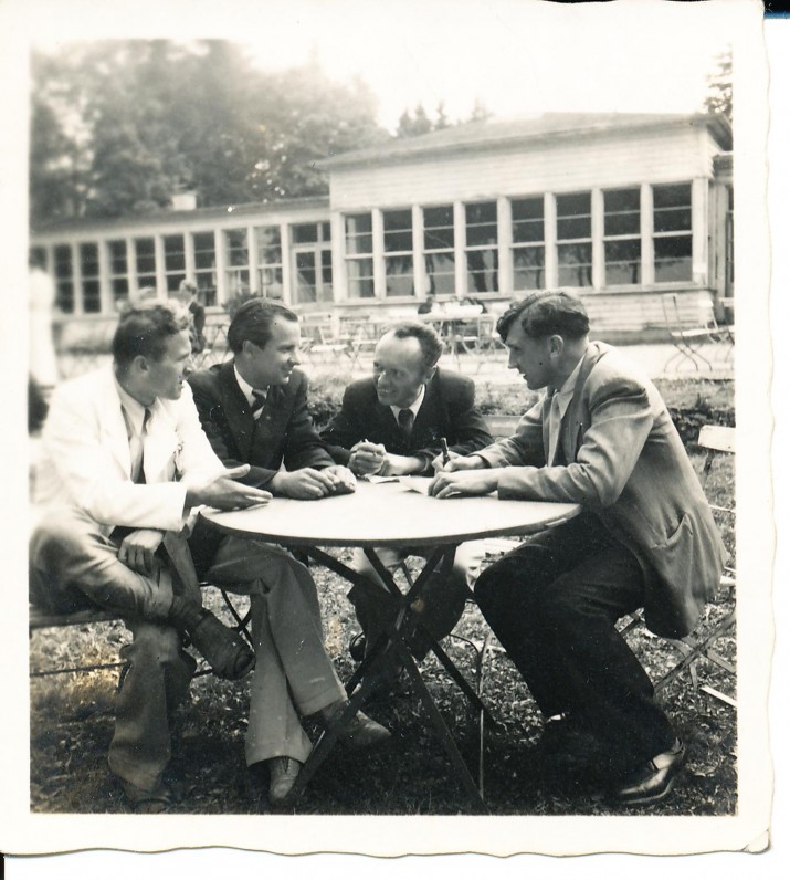 Redaguojant „Irklo kotą“. A. Baronas pirmas iš dešinės. Hanau. 1947 m.