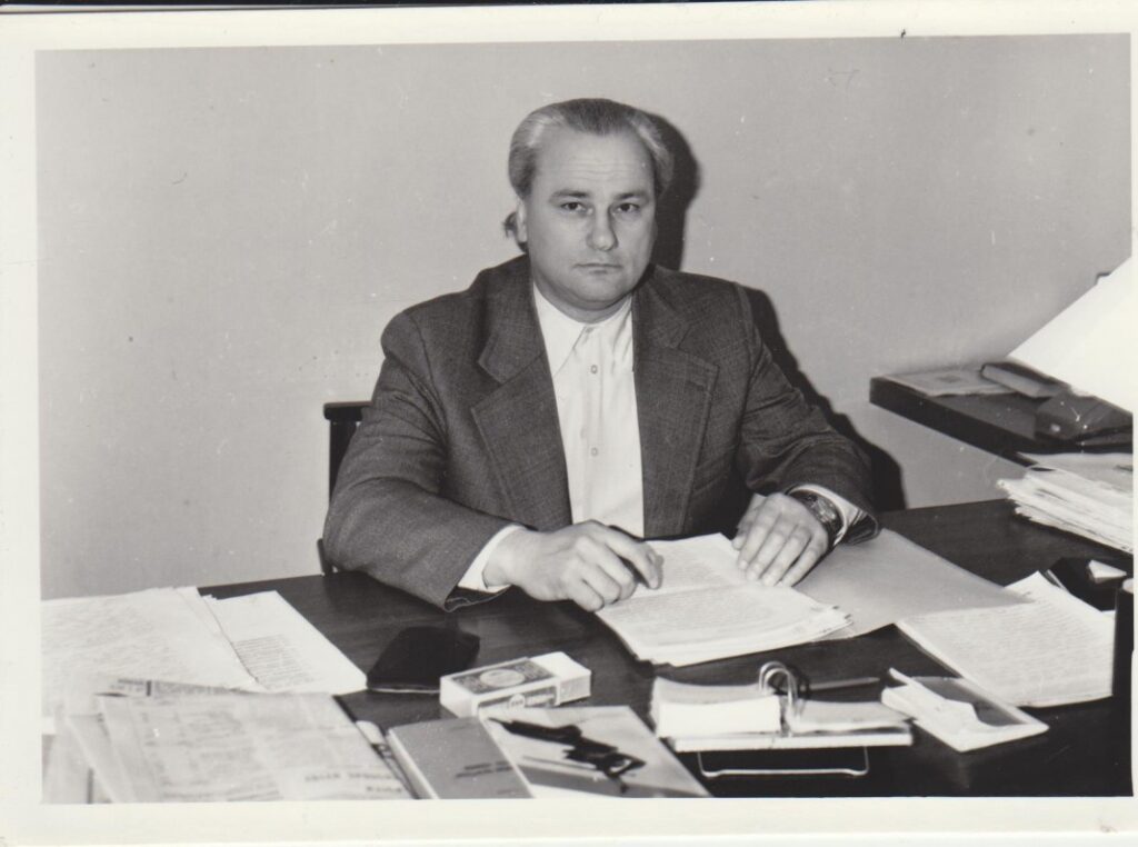 Respublikinėje bibliotekoje už „Bibliotekų darbo“ redaktoriaus stalo. Apie 1960 m.