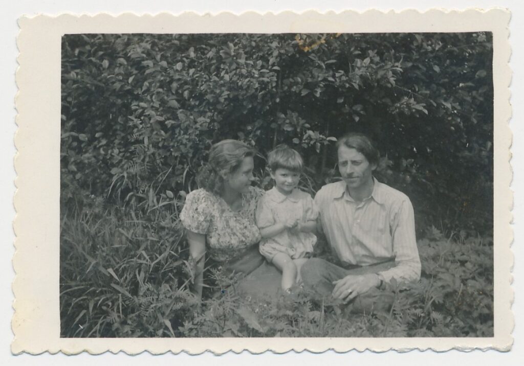 Rimkūnų šeima. Kvedarai. Paskutinė nuotrauka Lietuvoje. 1944 m.