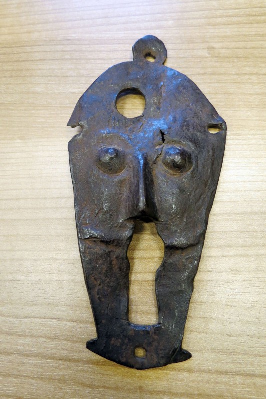 Rumšiškių bažnyčios varpinės užrakto geležinė kaukė, dydis 8 cm x 17 cm