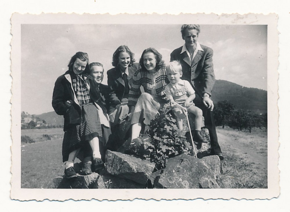 S. Čipkienė, V. Trumpa, D. Kaupienė, A. Janavičienė ir J. Kaupas su sūnumi Algiuku. 1949 m.