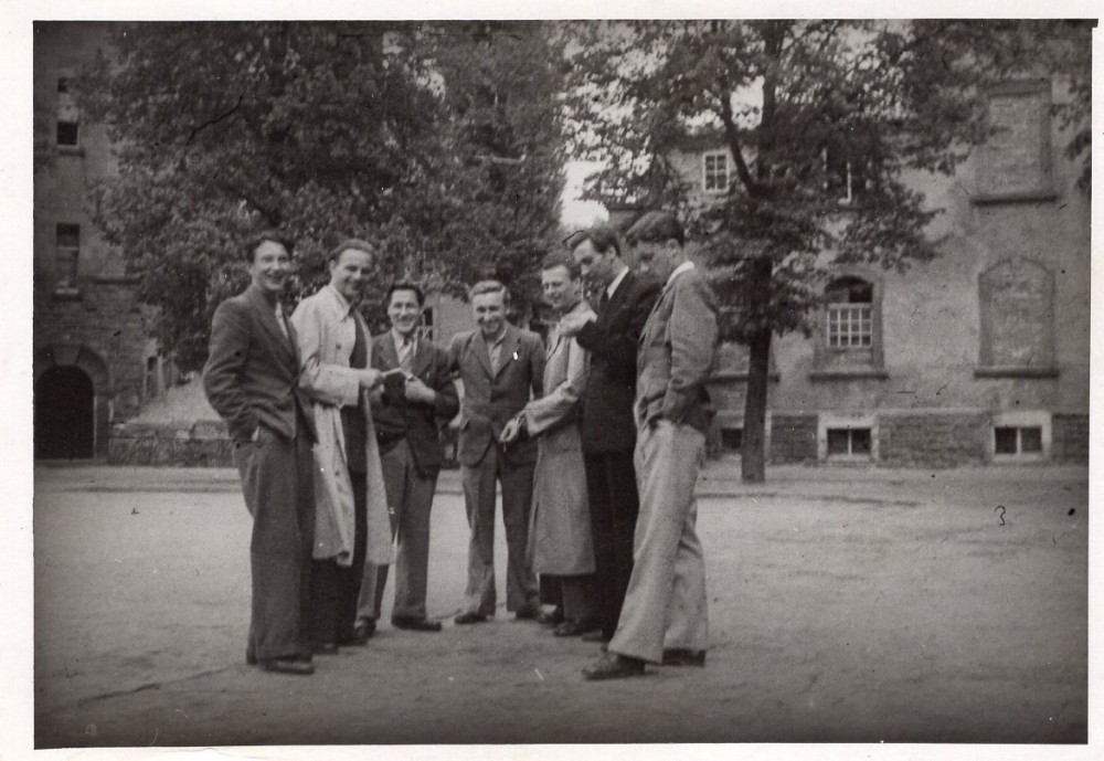 S. Džiugas (antras iš kairės) su draugais Hanau stovyklos kieme. 1949 m. Vokietija